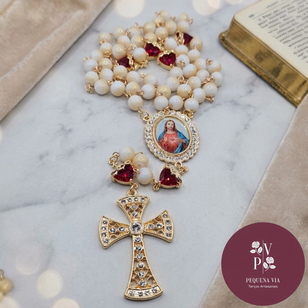 Terço Sagrado Coração de Jesus Contas de Vidro e Detalhes de Corações