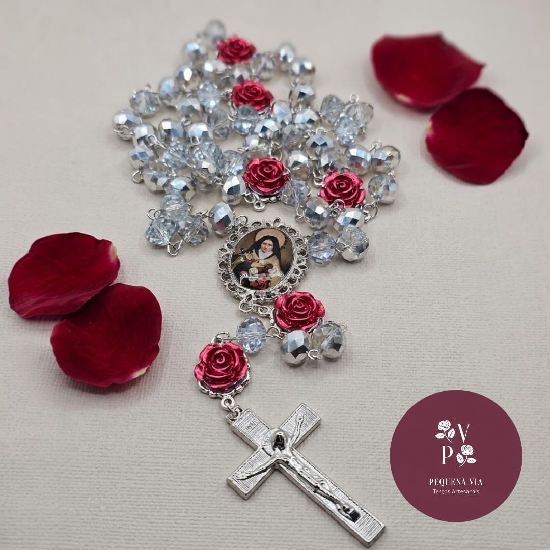 Terço Santa Teresinha Cristais de Vidro Prateados com Detalhes de Rosas Vermelhas