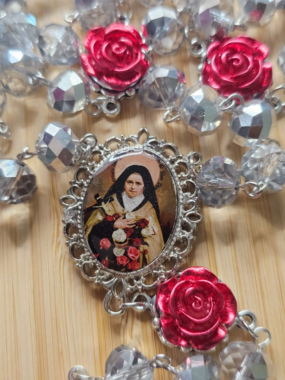 Terço Santa Teresinha Cristais de Vidro Prateados com Detalhes de Rosas Vermelhas