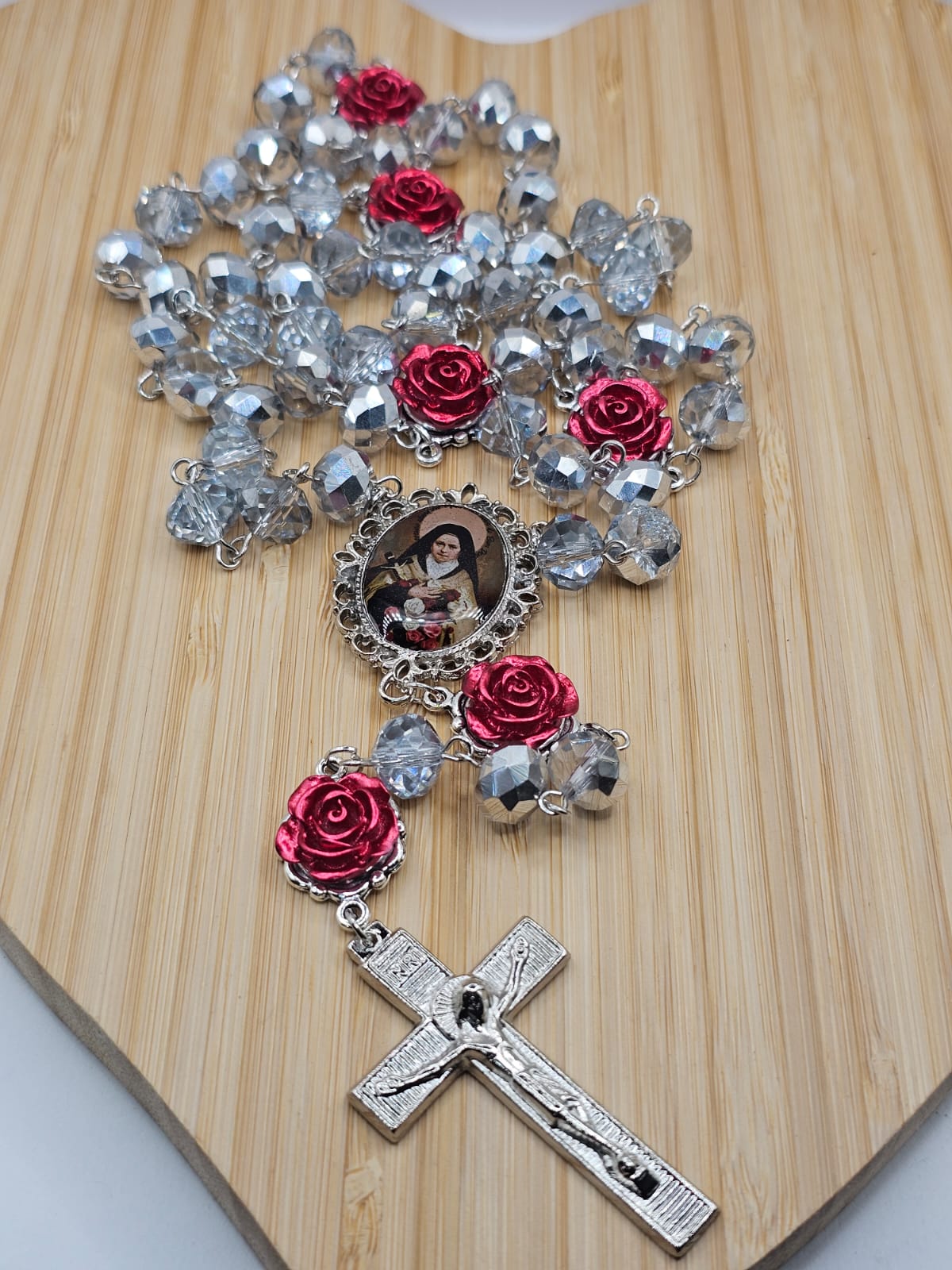 Terço Santa Teresinha Cristais de Vidro Prateados com Detalhes de Rosas Vermelhas
