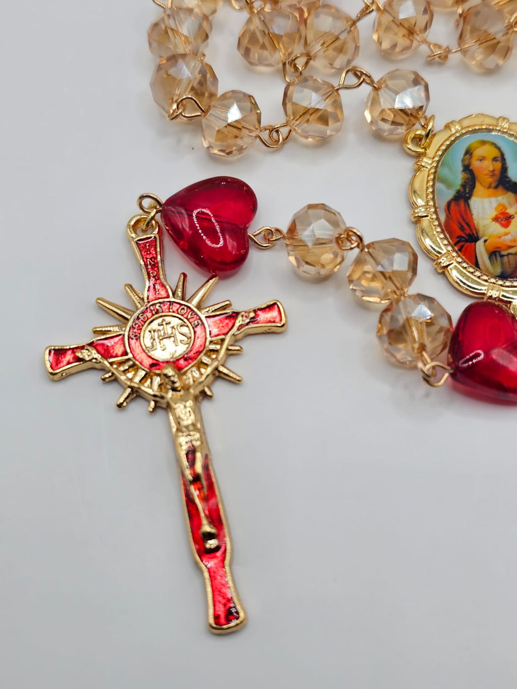 Terço Sagrado Coração de Jesus Cristais de Vidro e Detalhes de Corações