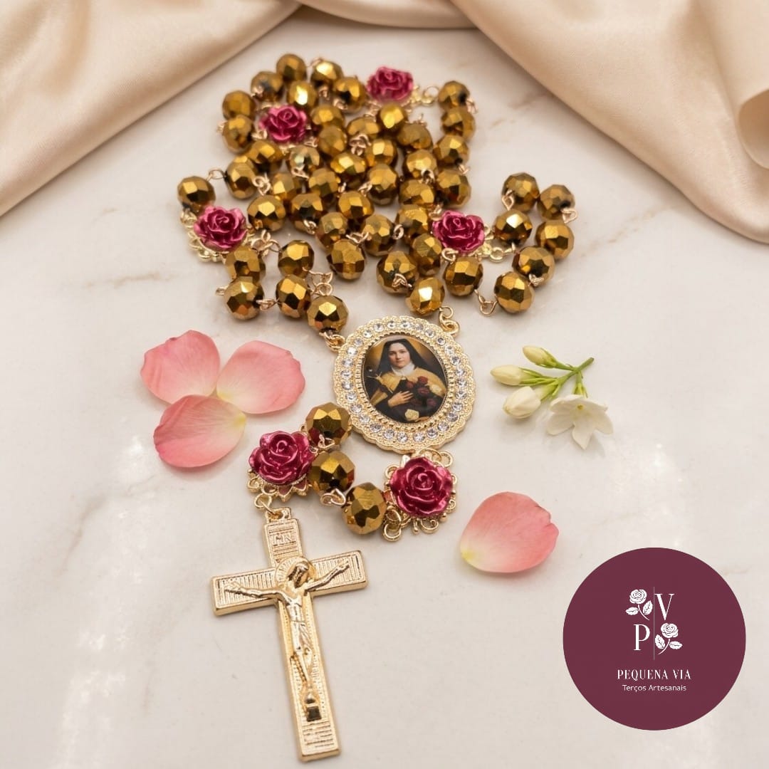 Terço Santa Teresinha Cristais de Vidro Dourado e Detalhes de Rosas Vermelhas