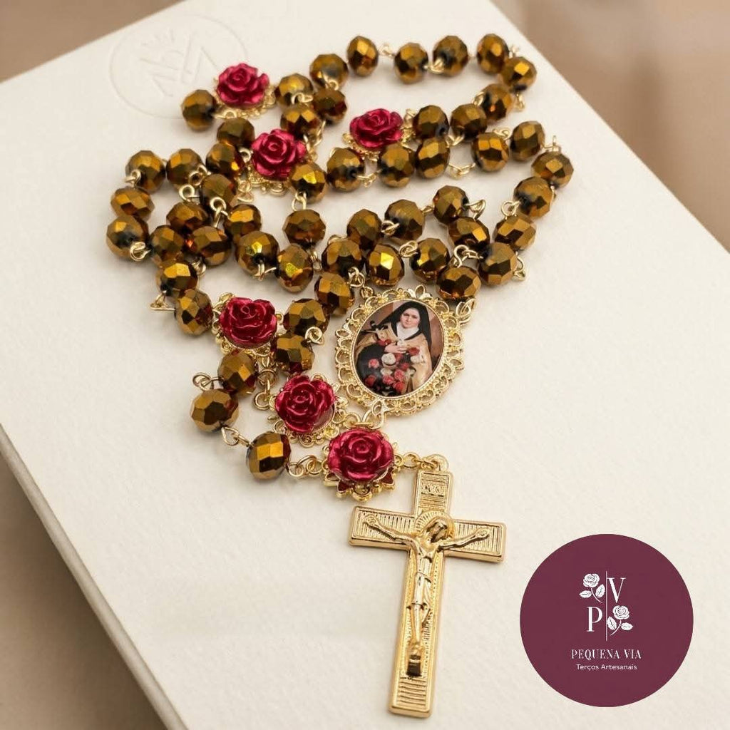 Terço Santa Teresinha Cristais de Vidro Dourado e Detalhes de Rosas Vermelhas