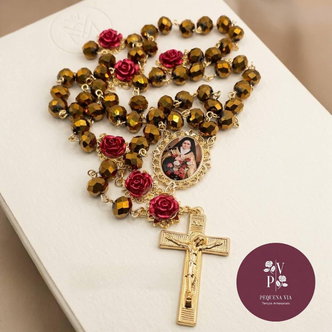 Terço Santa Teresinha Cristais de Vidro Dourado e Detalhes de Rosas Vermelhas