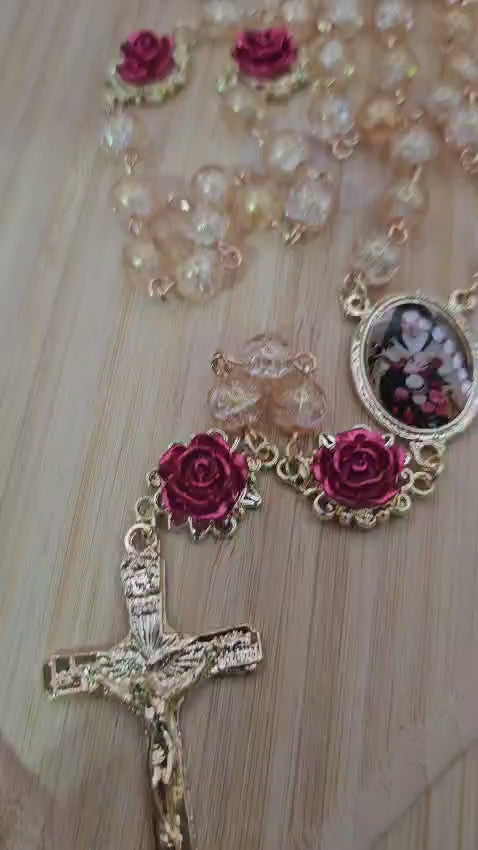 Terço Santa Teresinha Contas de Vidro e Rosas Vermelhas