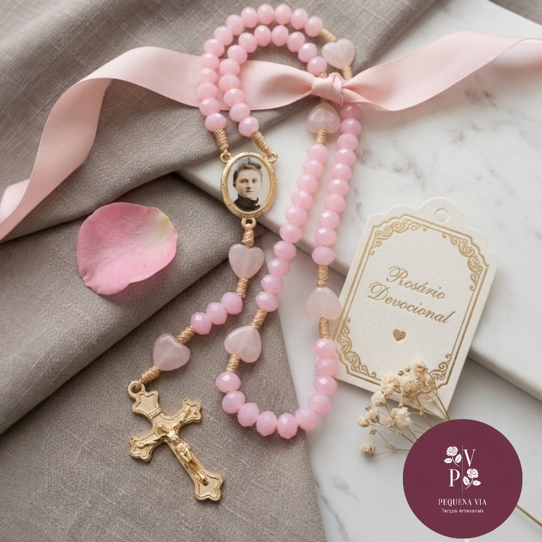 Terço Santa Teresinha Cristais de Vidro Rosa e Detalhes de Corações
