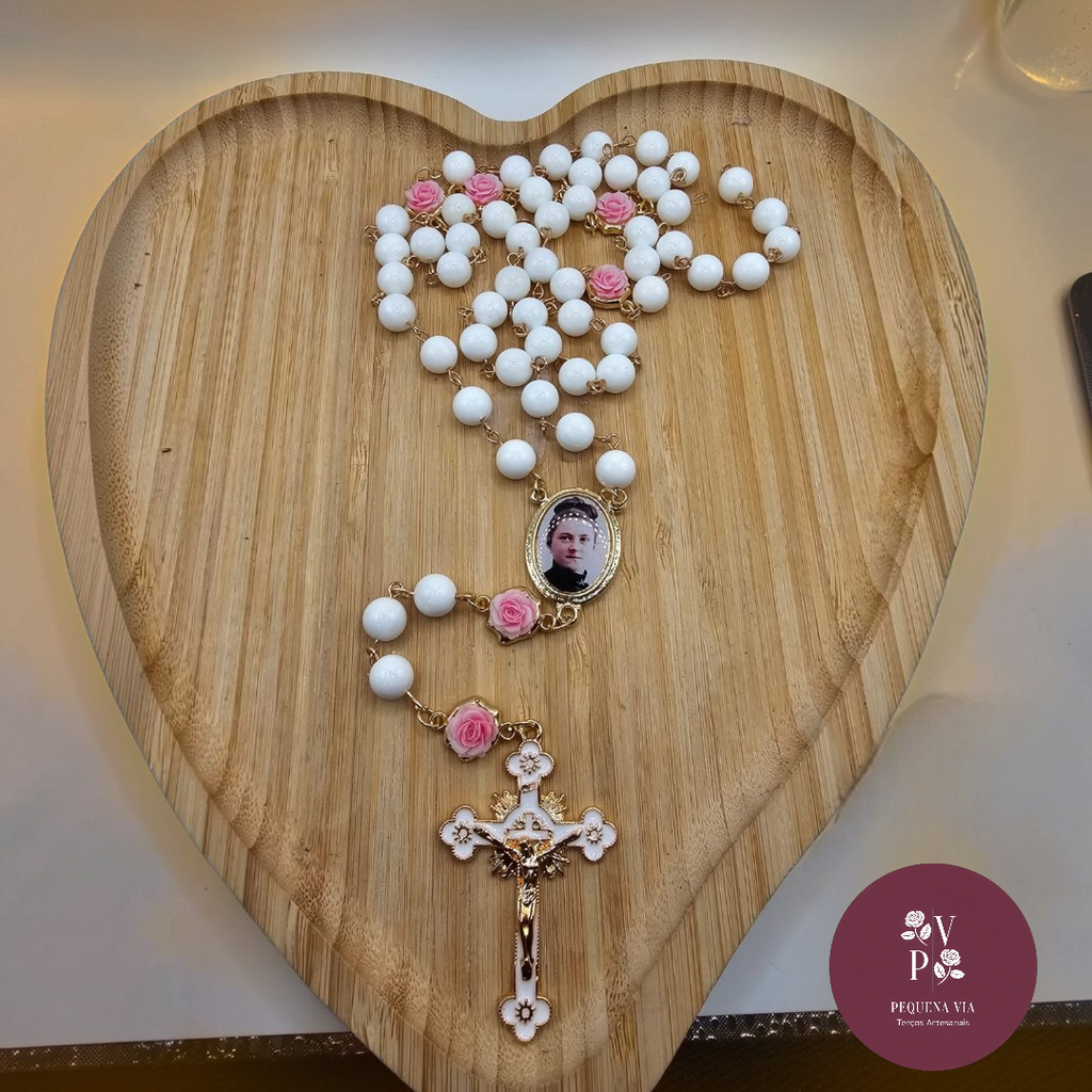 Terço Santa Teresinha Contas de Vidro Brancas e Detalhes de Rosas