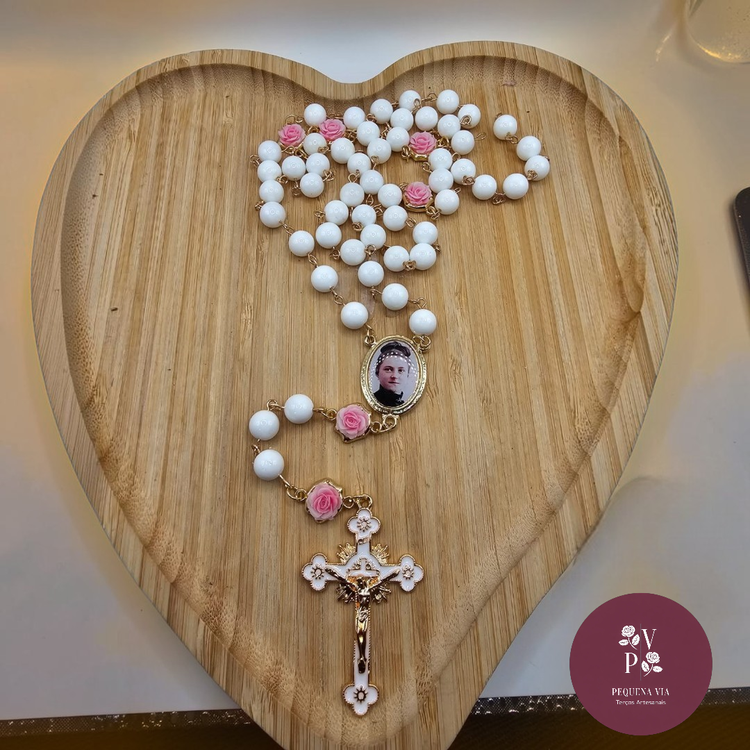 Terço Santa Teresinha Contas de Vidro Brancas e Detalhes de Rosas
