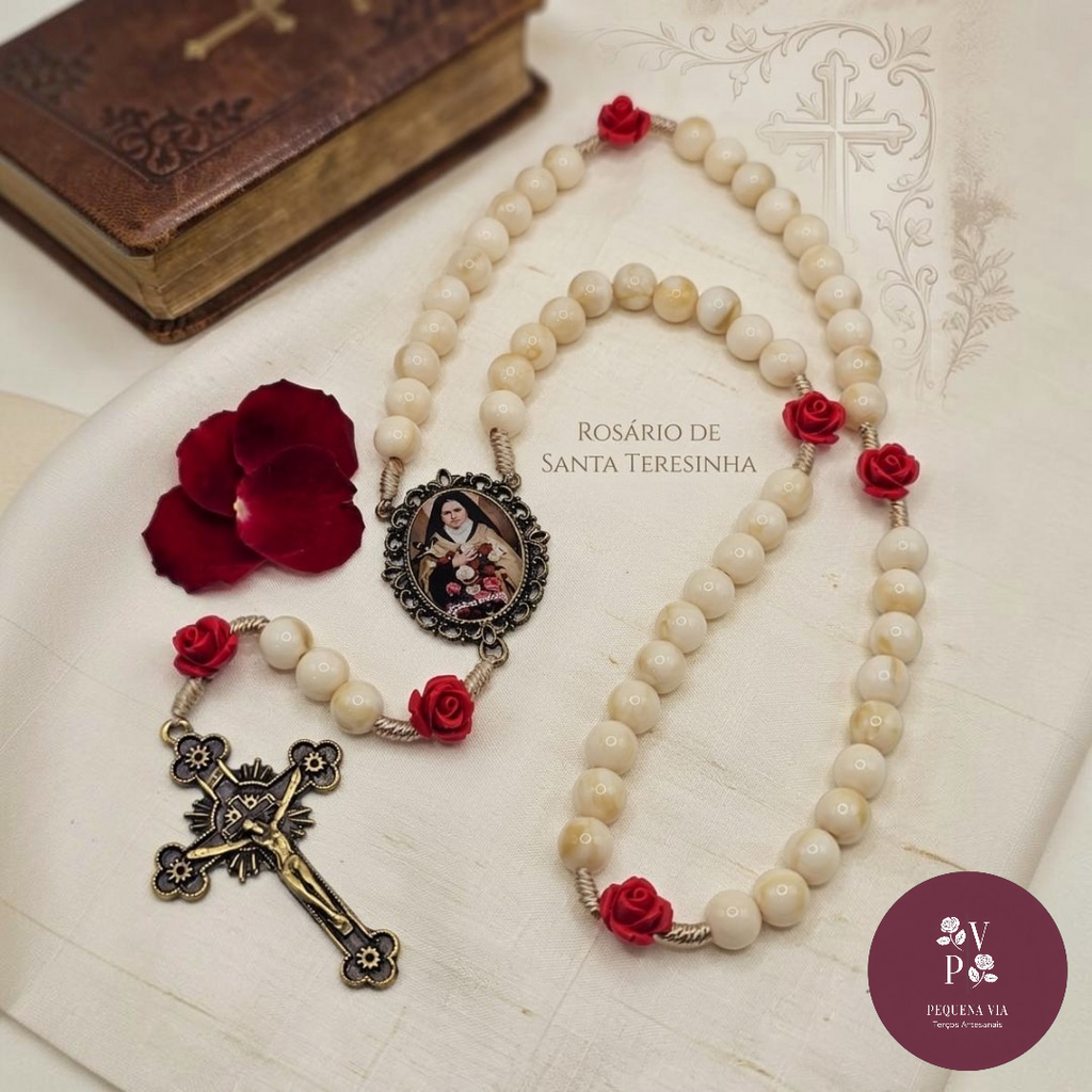 Terço Santa Teresinha Ouro Vellho Detalhes de Rosas Vermelhas